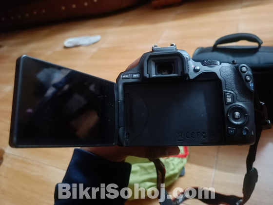 Canon250D(SL3) dslr camera